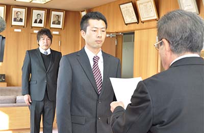 辞令を受ける橋本　剛　主査