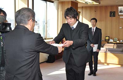 辞令を受ける　川口　英之　主任