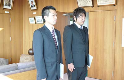 深谷町長の訓示を受ける橋本 剛 主査（写真左）と川口 英之 主任（写真右）