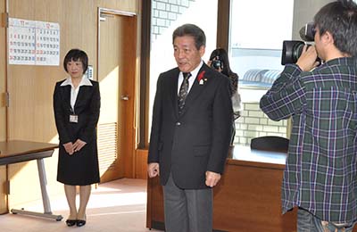 深谷町長の訓示を受ける橋本 剛 主査（写真左）と川口 英之 主任（写真右）