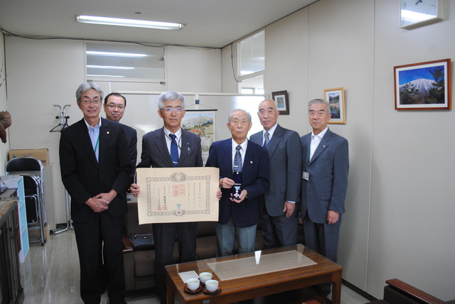 右から3人目が高橋音治氏