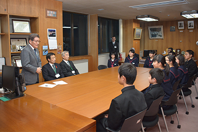 海外派遣出発挨拶H27.12町長激励.jpg