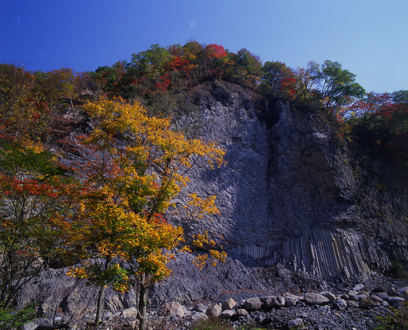 葛根田の大岩屋.jpg