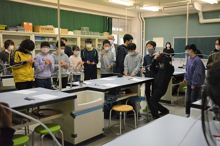R2年度小中連携交流会（授業体験・理科）.JPG