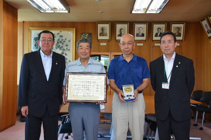 左より猿子町長、木村保さん、鈴木豊さん、佐藤教育長 