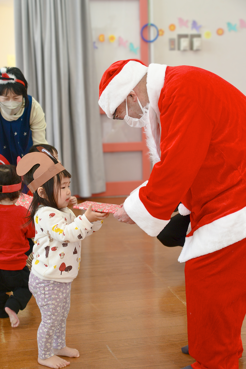 保育園に一足早いサンタクロース 西山保育園でクリスマス会を開催