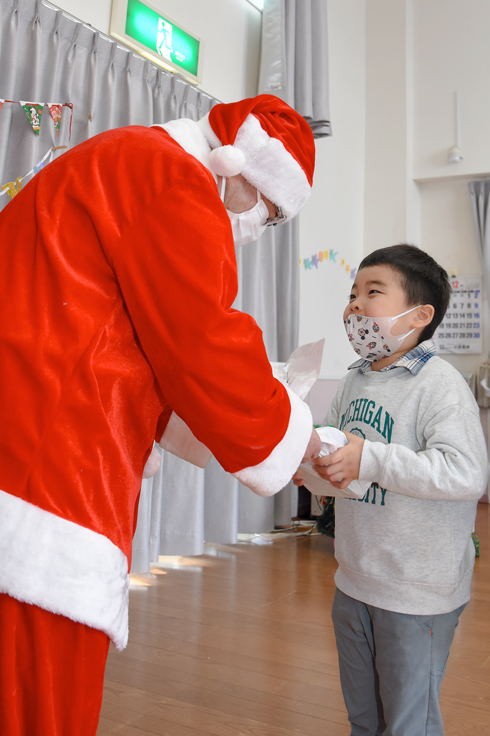 保育園に一足早いサンタクロース 西山保育園でクリスマス会を開催