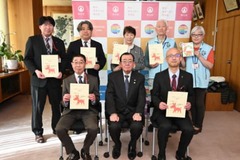 チームオレンジに登録した団体の代表者に対し、町長から登録証が交付されました。その時の集合写真です。