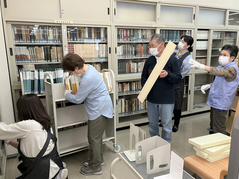 当館のお宝「田中喜多美文庫」に調湿材を入れる作業